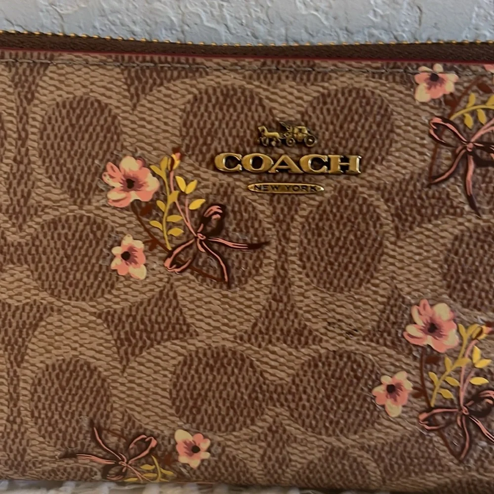 COACH NEW CONDITION ZIPPY FLOWERED WALLET - Picture 2 of 10